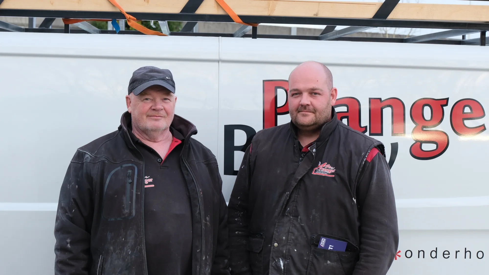 Das Pranger-Team am Firmenwagen